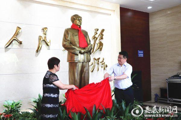 娄底市交通局举行毛泽东铜像揭幕仪式 纪念建党97周年